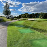Slagmattor inskurna i konstgräs